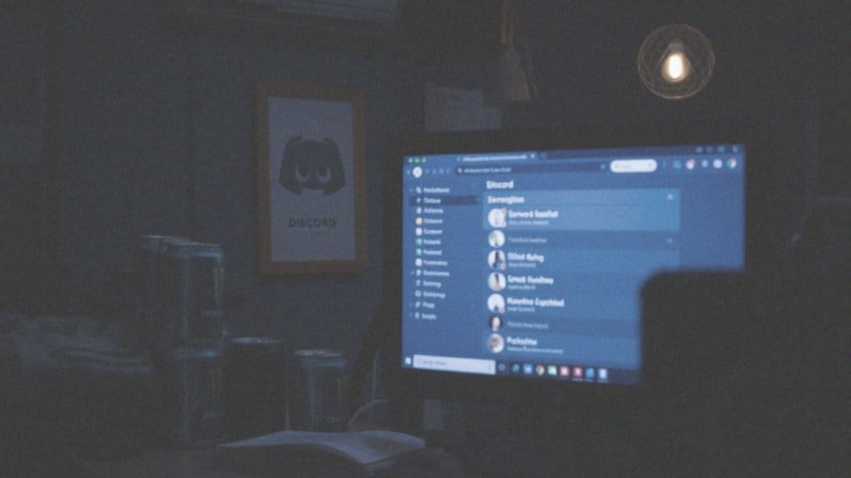 W jaki sposób Discord umożliwia moderację treści?
